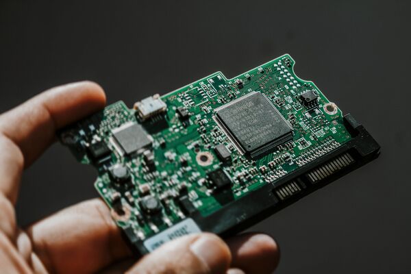 車載電子機器用PCB回路基板のクローズアップ