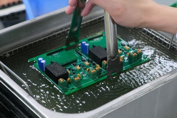 PCBA製造工場でFR-4 PCBA回路基板のはんだフラックス残留物除去のための超音波洗浄