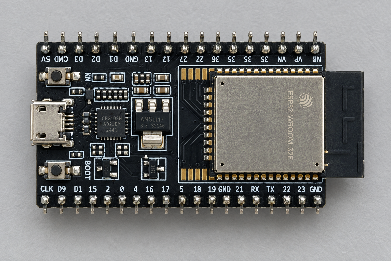 ESP32開発ボードの部品面とUSBコネクタ
