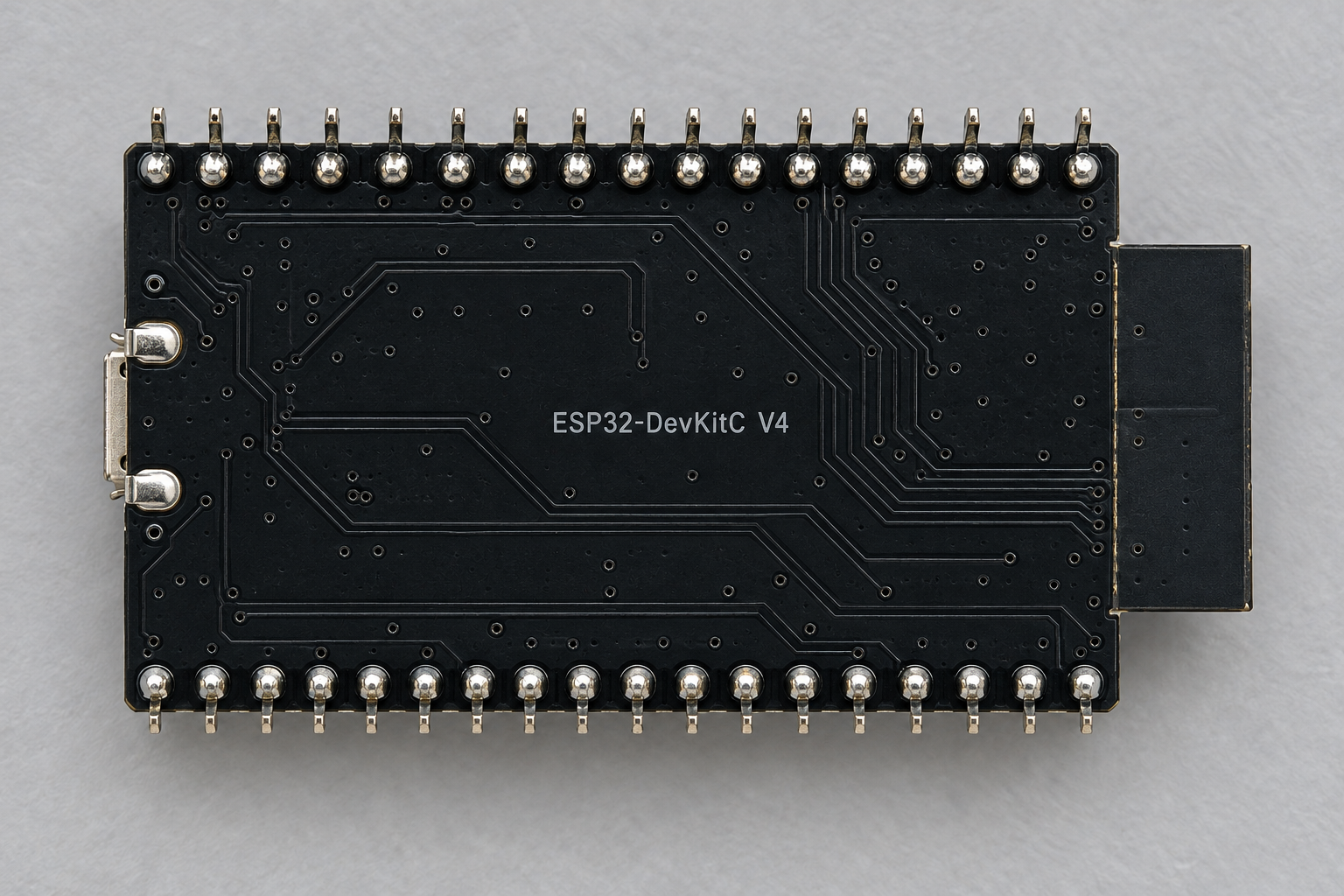 ESP32開発ボードの裏面とピンヘッダー
